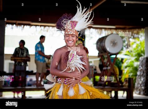 The cook islands dance hi-res stock photography and images - Alamy