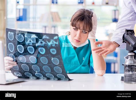 Two doctors discussing x-ray MRI image in hospital Stock Photo - Alamy