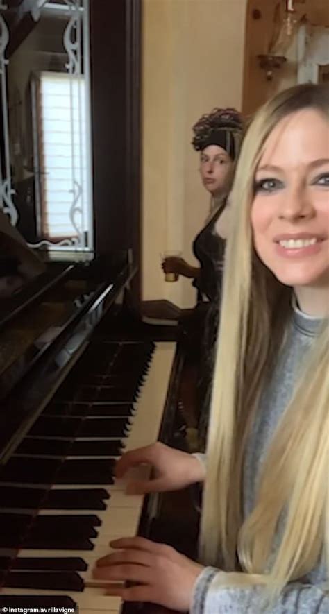 'I can't stop laughing!' Avril Lavigne is videobombed by her oblivious ...