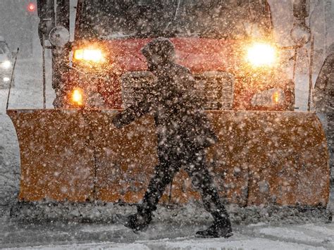 Montreal snow storm slows rush hour traffic | Montreal Gazette