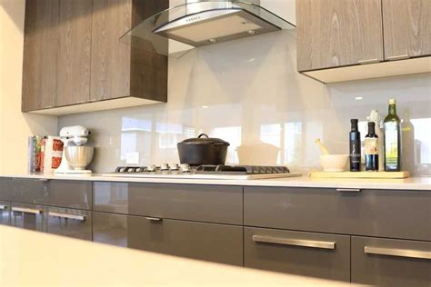 Glass backsplash is a trendy, low-maintenance choice for today’s kitchen | The Seattle Times