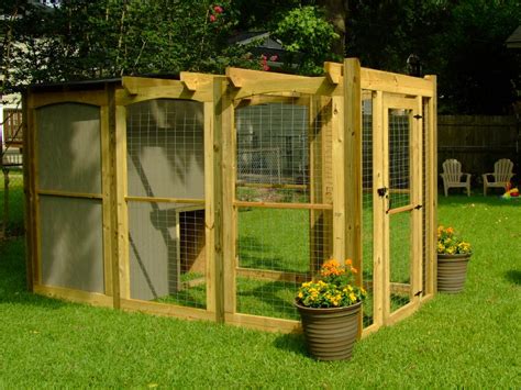 How to Build a Dog Run With Attached Doghouse | how-tos | DIY