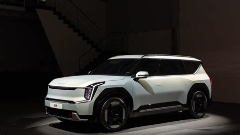 336-Mile Kia EV9 SUV Debuts With Downloadable Performance Upgrades - CNET