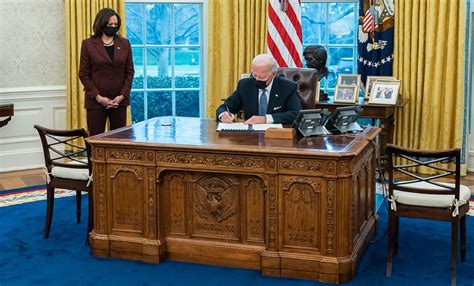 The Resolute Desk | Madame Tussauds New York