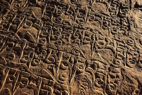 Símbolos religiosos budistas inscripciones en el tíbet runas antiguas | Foto Premium