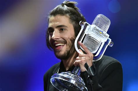 F5 - Colunistas - Tony Goes - Cantor português vence Eurovision com qualidade musical e torcida ...