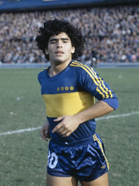 Diego Maradona, 1981 : r/OldSchoolCool