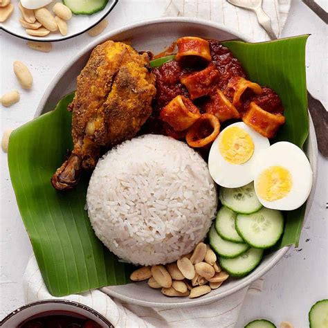 Rice With Coconut Milk (Malaysian Nasi Lemak) | El Mundo Eats