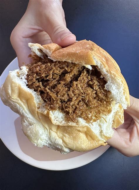 Bakery That Opens Just 4 Hours A Day Sells Old-School Curry & Coconut Buns At $1 For Two - 8days