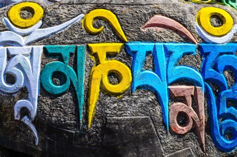 Símbolos Religiosos Budistas Tibetanos Em Pedras Foto de Stock - Imagem de caligrafia, montagem ...
