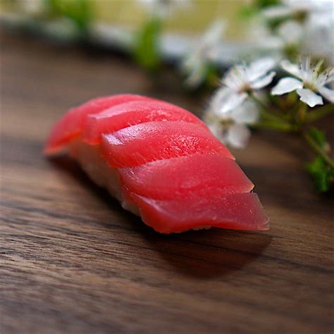 Nigiri tuna Maguro 鮪 - Njami sushi Maribor