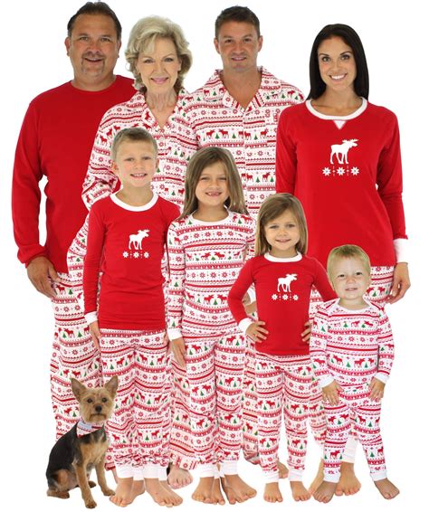 Holiday Matching Family Pajamas | MomMeMatch.com