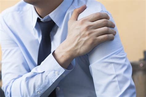 common shoulder surgery carries unwelcome side effects - Regenexx Des Moines