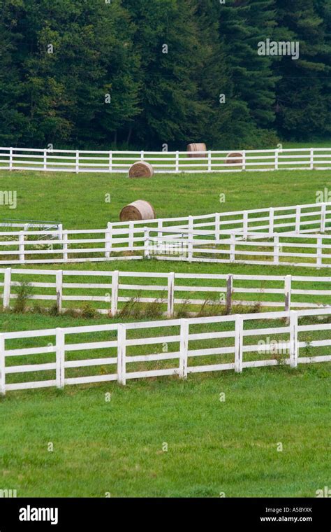 Old white fence hi-res stock photography and images - Alamy