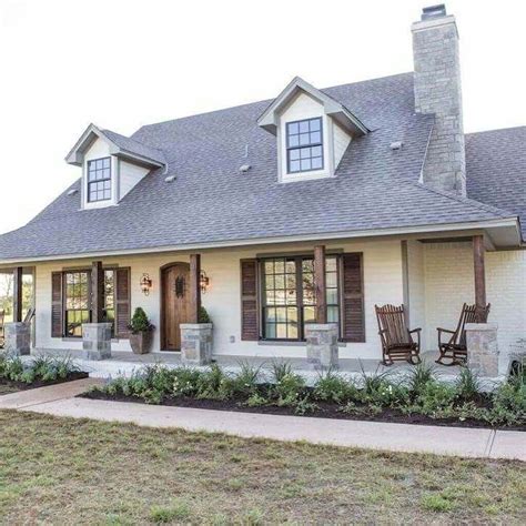 30+ Farmhouse Exterior Ideas For Your Modern Farmhouse