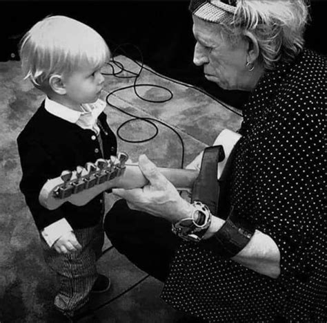 Keith Richards teaching Willie Nelson how to play guitar (May 1936) : r ...