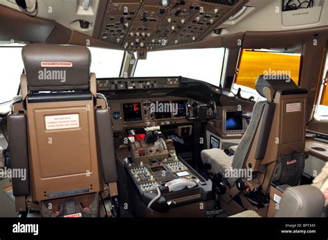 Boeing 777 cockpit hi-res stock photography and images - Alamy