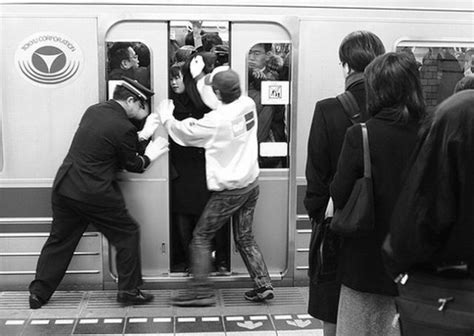 The rush hour in Japan (14 pics + 2 videos) - Izismile.com