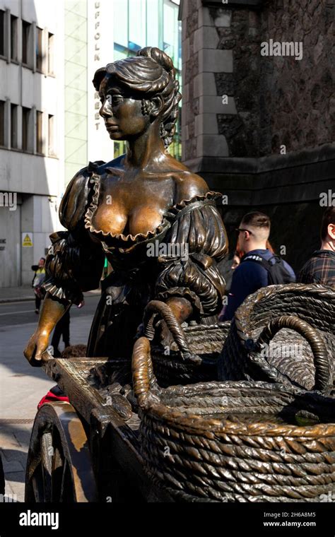 Molly Malone Statue in Dublin, Ireland Stock Photo - Alamy