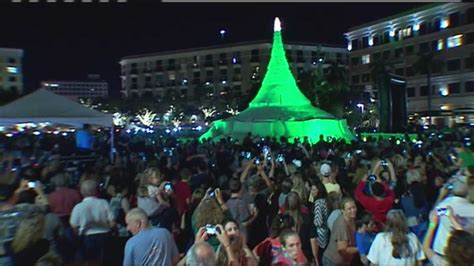 Giant sand Christmas tree lights up West Palm Beach