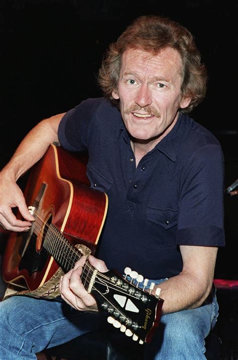 Gordon Lightfoot, Canadian singer-songwriter, dies at 84