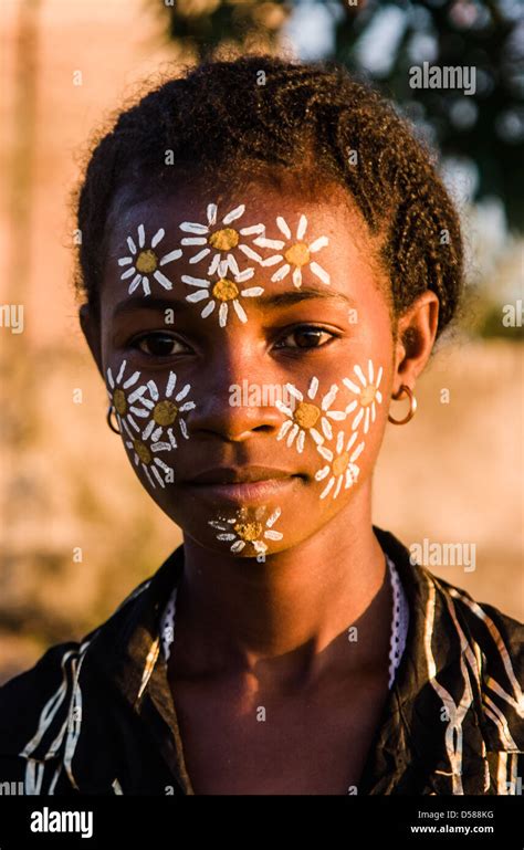 Madagascar traditional clothing hi-res stock photography and images - Alamy