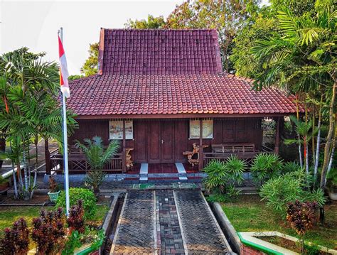 Rumah Adat Madura, Dikenal Dengan Rumah Taneyan Lanjhang – Tengah Viral