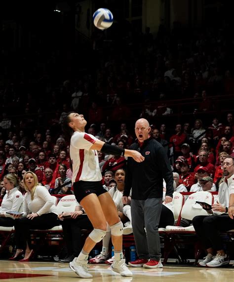 The Wisconsin women's volleyball team beats Oregon in four sets to make ...