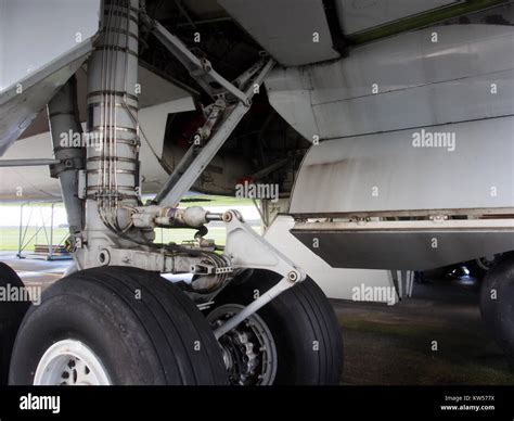 Boeing 747 Main landing gear pic1 Stock Photo - Alamy