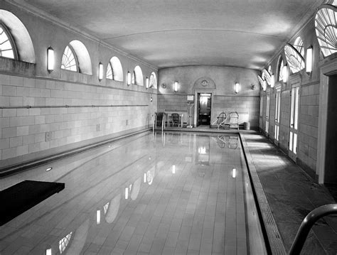 The White House Briefing Room when it was a swimming pool 1946 [1200x910] | Rare historical ...