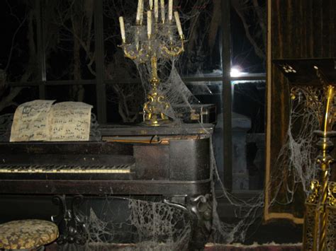 Inside the Haunted Mansion, Disney World | Spooky House and Creepy Houses