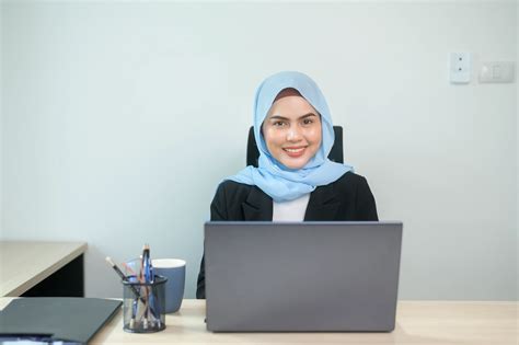 Fakta Hukum Wanita Bekerja dalam Islam, Boleh atau Tidak?