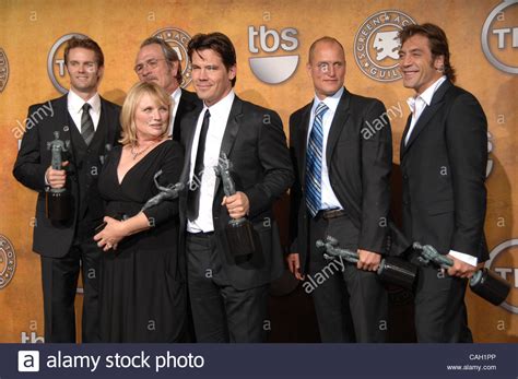 The cast of No Country for Old Men poses in the pressroom at the 14th Stock Photo: 40941902 - Alamy