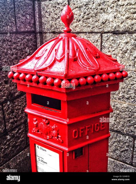 Red penfold letter box hi-res stock photography and images - Alamy