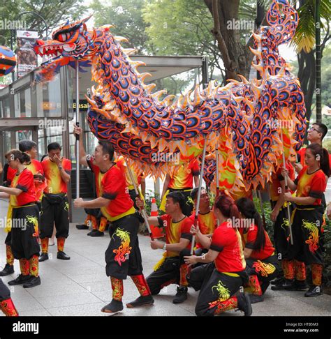 Singapore, Chinese New Year, dragon dance, people Stock Photo - Alamy