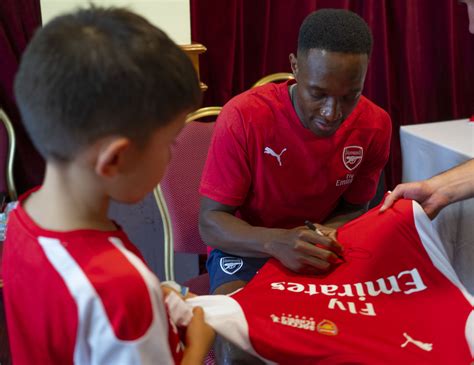 Danny Welbeck makes return visit to the Arsenal Soccer School Dubai