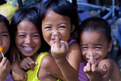 Photographed some random filipino-kids, how they naturally posed! :) : r/pics