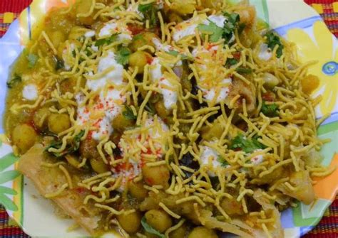 Samosa chat Recipe by Alia Khan - Cookpad