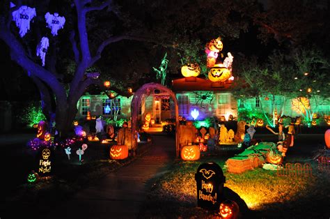 A spooky, shocking, super-sized Halloween | Outdoor halloween, Halloween haunted houses ...