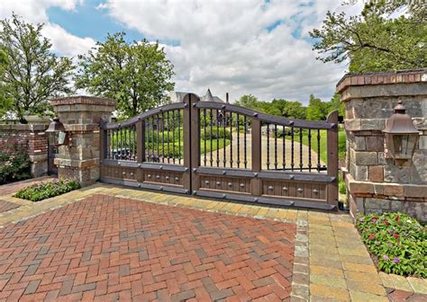 Rustic driveway gate - Harold Leidner Co., Landscape Architects ...