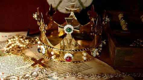 Richard III crown displayed in Tewkesbury Abbey - BBC News