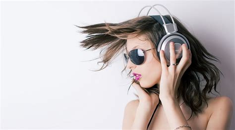 WongSeng HD Wallpapers: Wallpaper HD Girl With Headphones