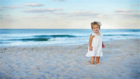 Fond d'écran : lumière du soleil, mer, Enfants, rive, le sable, plage, robe, bleu, Matin, côte ...