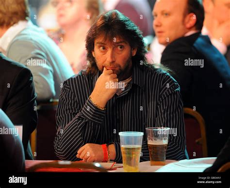 Former BDO world champion Andy Fordham watches the darts Stock Photo ...