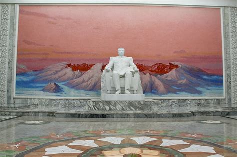 Kim Il-sung statue at the Grand People's Study House | Flickr