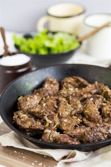 Chicken livers with onion • Electric Blue Food - Kitchen stories from abroad