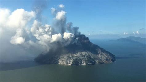 Volcano erupts on Papua New Guinea island - Cyber-RT