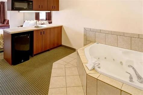 15 Omaha Hotels With Hot Tub In Room or Jacuzzi Suites