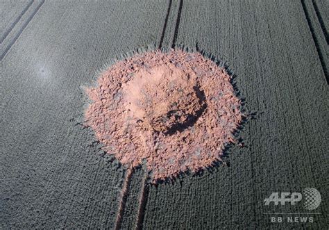 独西部に巨大な穴が出現、第2次大戦時の爆弾が爆発か 写真3枚 国際ニュース：AFPBB News