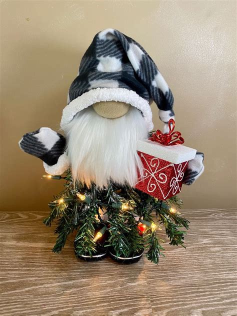 DIY DOLLAR TREE CHRISTMAS GNOME | Gnomes crafts, Christmas gnome, Dollar tree christmas